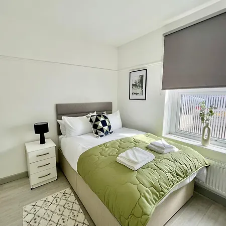 Ridgeways Premium House 3* Bristol